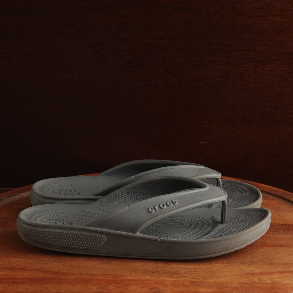 Crocs Sandals Unisex SZ M10 W12 Gray Classic II Flip Flop Waterproof Pool Beach